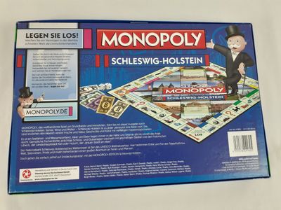 Le jeu de société « Monopoly » se trouve dans la boîte posée sur la table
