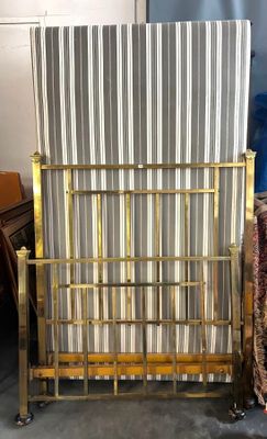 une chaise qui se trouve dans une pièce, à côté d'une pile de cartons