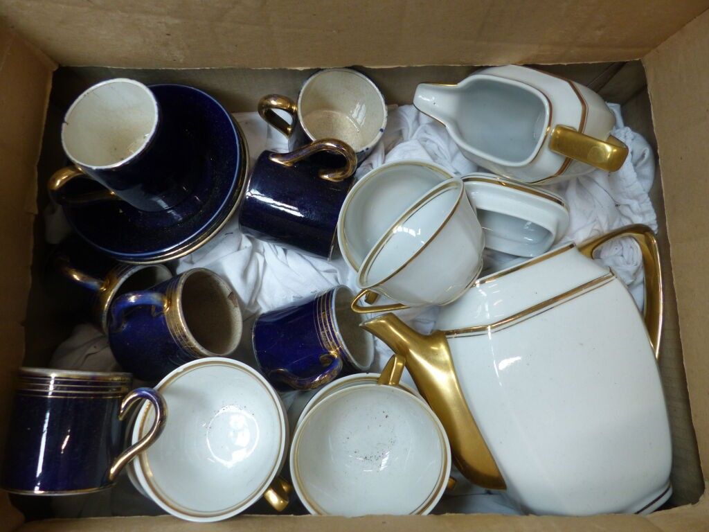 7 tasses et 3 sous-tasses en porcelaine bleu et filets or + LIMOGES 10 tasses, théière et pot à lait en porcleaine bl...
