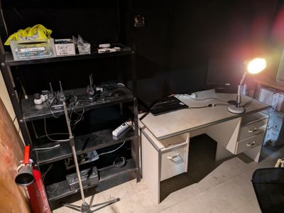 un bureau avec un ordinateur dans une pièce