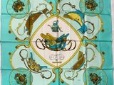 une écharpe bleue et jaune ornée d'un motif d'oiseau