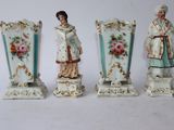 quatre figurines en porcelaine représentant des femmes, de styles et de couleurs variés