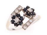gros plan d'une bague en diamant et saphir sur fond blanc