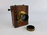 un petit appareil photo en bois muni d'un objectif