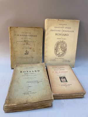 trois vieux livres posés sur une table l'un à côté de l'autre