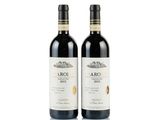 deux bouteilles de vin rouge posées l'une à côté de l'autre sur une surface blanche