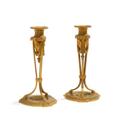 PAIRE DE FLAMBEAUX EN ATHÉNIENNES en bronze ciselé et doré. …