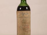 une bouteille de vin posée sur une table