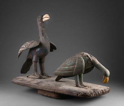 paire de sculptures en bronze représentant deux oiseaux, posées sur un socle en bois