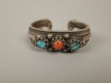 un bracelet manchette en argent orné de pierres turquoise et orange