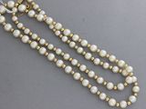 un gros plan sur un collier composé de perles et de perles en or