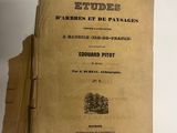 une pile de livres posée sur une table