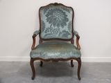 une image d'une chaise recouverte de tissu bleu, recouverte de tissu bleu, recouverte de tissu bleu, recouverte de tissu bleu, recouverte de tissu bleu, recouverte de tissu bleu, recouverte de tissu bleu, recouverte de tissu bleu