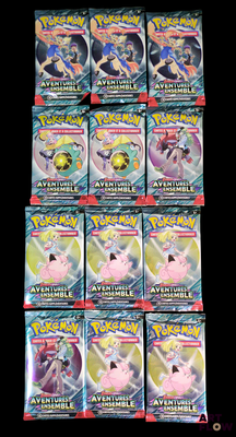 Plusieurs paquets de cartes Pokémon sont empilés les uns sur les autres
