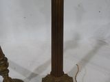 paire de chandeliers anciens en laiton sur fond blanc