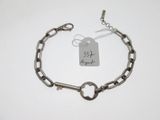 gros plan d'une chaîne de bracelets portant une étiquette