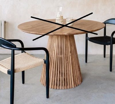 deux chaises et une table dans une pièce où est accrochée une horloge au mur