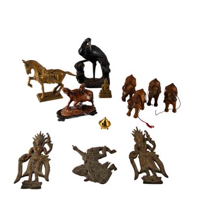 beaucoup de figurines sur une surface blanche