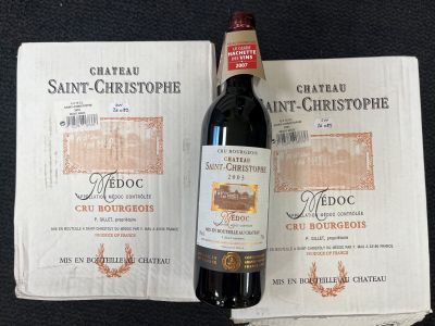 une bouteille de vin à côté d'un carton de vin