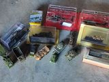 beaucoup de véhicules militaires miniatures qui traînent par terre