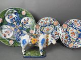trois assiettes et une figurine représentant un cheval posées sur une table