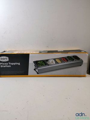 une boîte ouverte d'un kit de garnitures pour pizza posée sur un comptoir