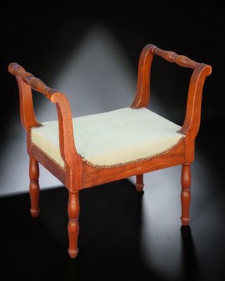 une photo d'un banc en bois sur lequel est posé un coussin
