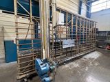 une machine qui se trouve à l'intérieur d'un bâtiment