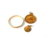 une bague en or avec une pièce d'or et une bague en or sur laquelle est posée une pièce d'or