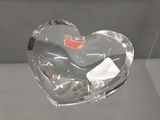 un objet en verre en forme de cœur exposé dans une vitrine