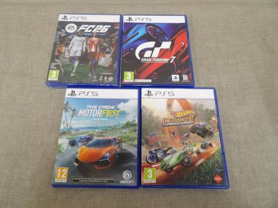Trois jeux PS4 sont posés les uns à côté des autres sur un canapé
