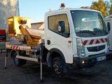 un camion blanc garé à côté d'un immeuble