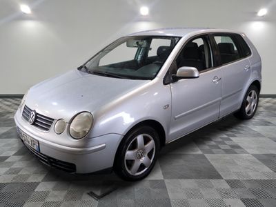 la photo d'une voiture argentée garée dans un garage