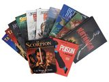 un grand nombre de livres posés sur une table