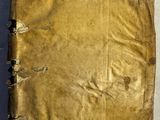un vieux livre posé sur une table recouverte de papier