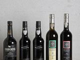 plusieurs bouteilles de vin sont alignées sur une table en bois