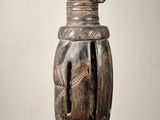une image représentant une sculpture en bois représentant une personne portant un chapeau