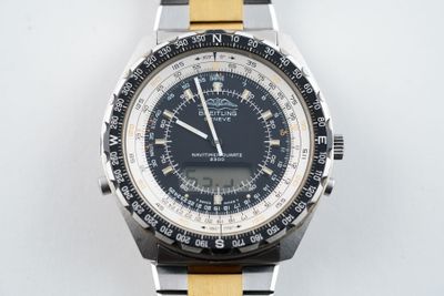 gros plan d'une montre-bracelet sur une surface blanche