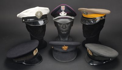 plusieurs chapeaux sont alignés sur une surface noire