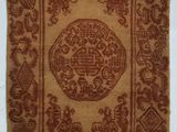 un tapis marron orné d'un motif oriental