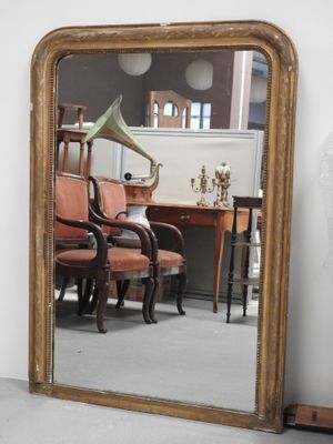 un miroir posé sur le sol à côté d'une chaise