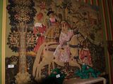 un tableau représentant un homme à cheval accroché au mur