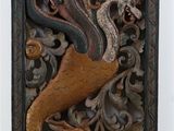 Des sculptures représentant une sirène et un serpent sont exposées dans un musée