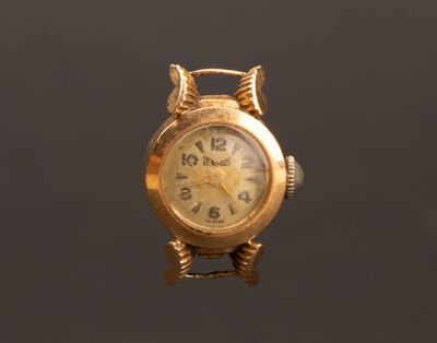une image représentant un gros plan d'une montre en or sur fond noir