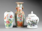 trois vases avec des motifs différents assis l'un à côté de l'autre