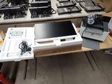 une table sur laquelle se trouvent un ordinateur portable et une imprimante