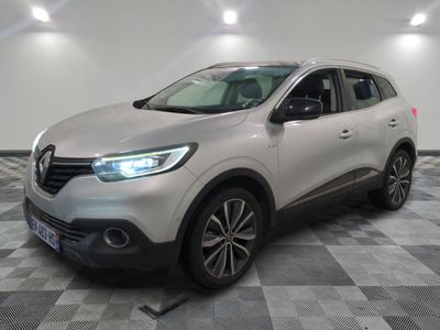 une voiture blanche est garée sur le sol à carreaux d'un garage