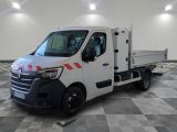 une photo d'un camion blanc garé dans un garage
