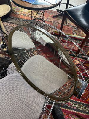 plusieurs chaises et tables dans une pièce où il y a un tapis au sol