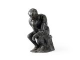 statue représentant un homme assis sur un rocher, les mains posées sur les genoux